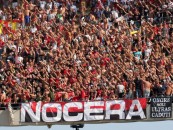 Nocerina, ultras regalano maglia e bandiera ad Andrea