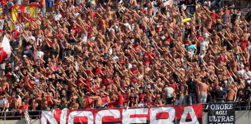Nocerina, ultras regalano maglia e bandiera ad Andrea