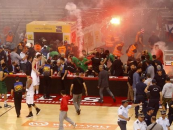 Basket, Olympiacos-Panathinaikos…finisce a petardi e torce