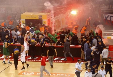 Basket, Olympiacos-Panathinaikos…finisce a petardi e torce