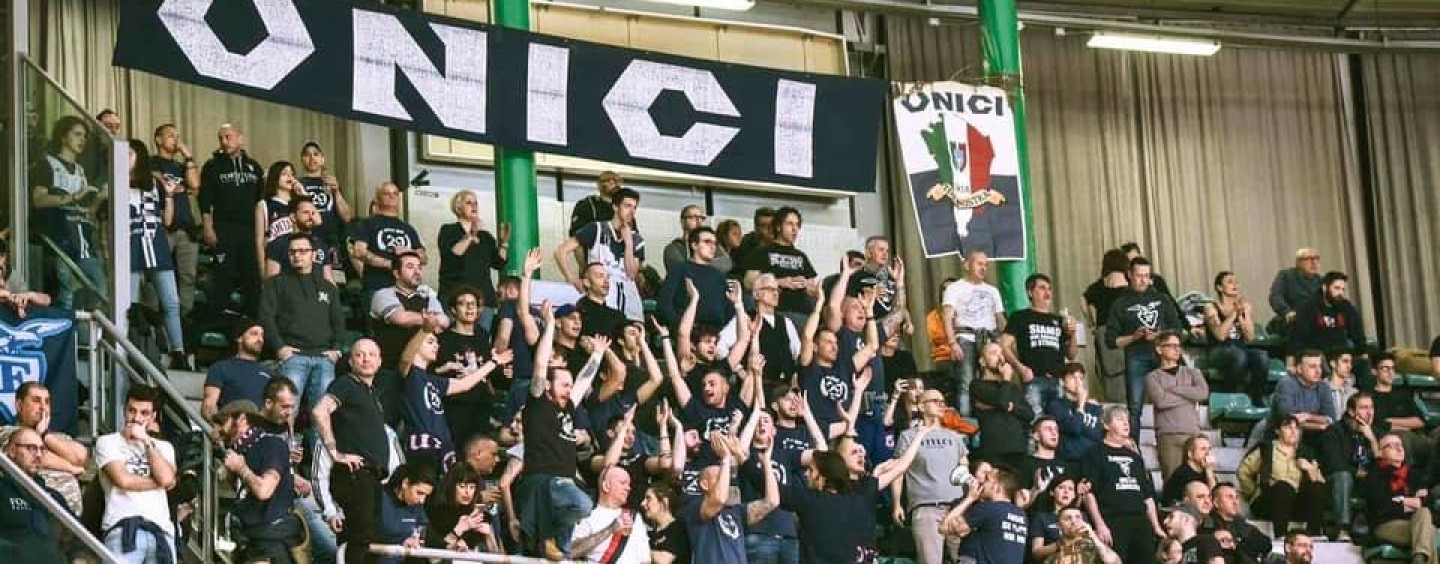 Basket, striscioni ultras a Bologna: “Onore a medici e infermieri”