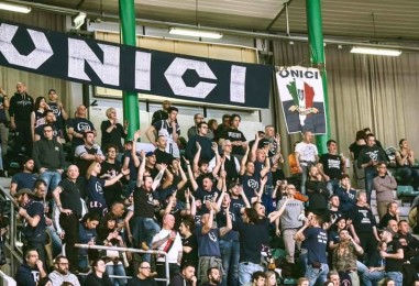 Basket, striscioni ultras a Bologna: “Onore a medici e infermieri”