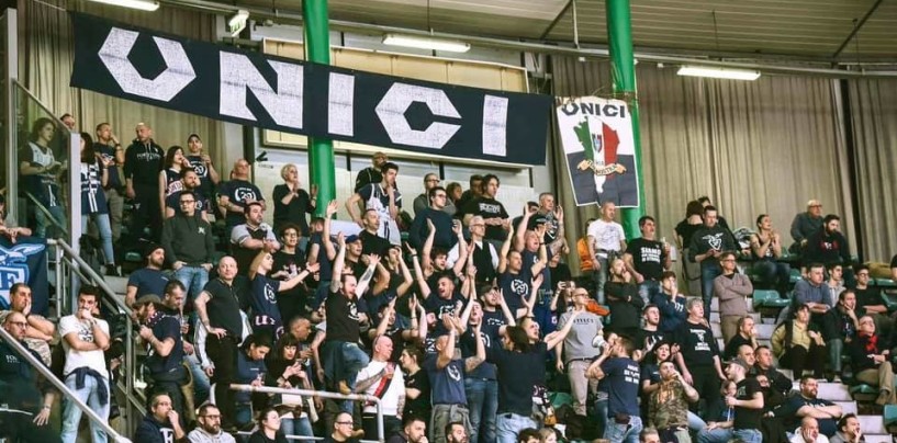 Basket, striscioni ultras a Bologna: “Onore a medici e infermieri”