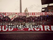 Acireale-Fc Messina, striscioni degli ultras acesi contro il gruppo “Testi Fracidi”