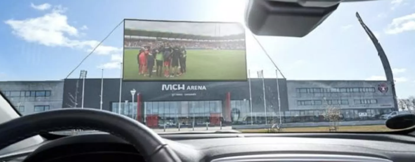 Il calcio al drive-in: la “soluzione” danese