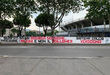 “Sistema calcio vergogna”, striscione della Nord di Bergamo contro la ripresa del calcio