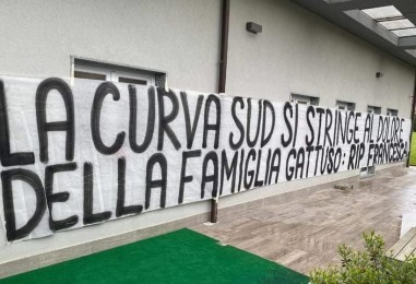 Lutto Gattuso, la vicinanza del mondo ultras: striscioni e messaggi per il mister